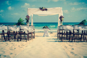 图片:海滩上的婚礼祭坛通过Shutterstock