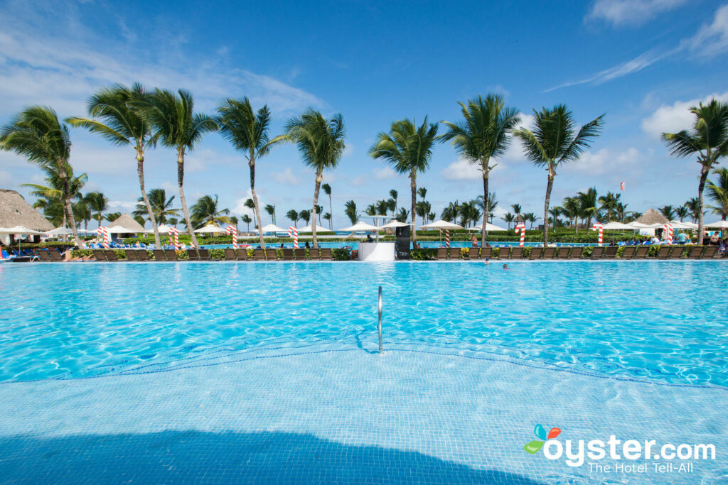 美丽的游泳池周围的全包硬石酒店和赌场在蓬塔卡纳棕榈树
