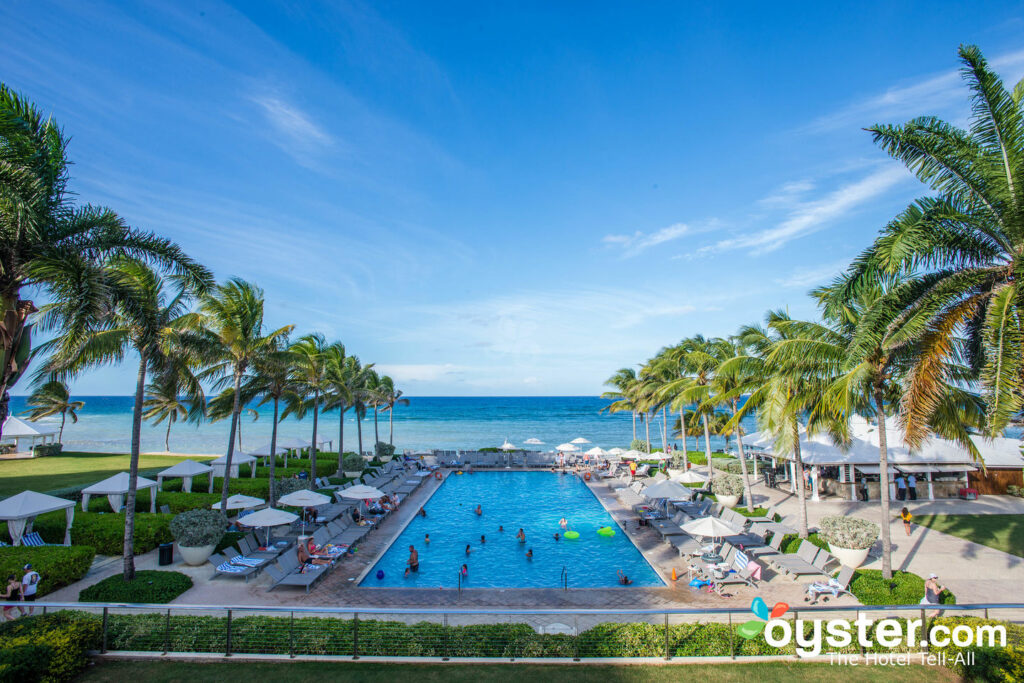 希尔顿玫瑰厅度假村和水疗中心的游泳池，牙买加的一个包罗万象的度假村