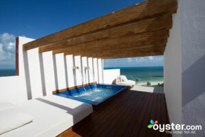 卓越俱乐部的两层屋顶露台套房与海滨在卓越Playa Mujeres