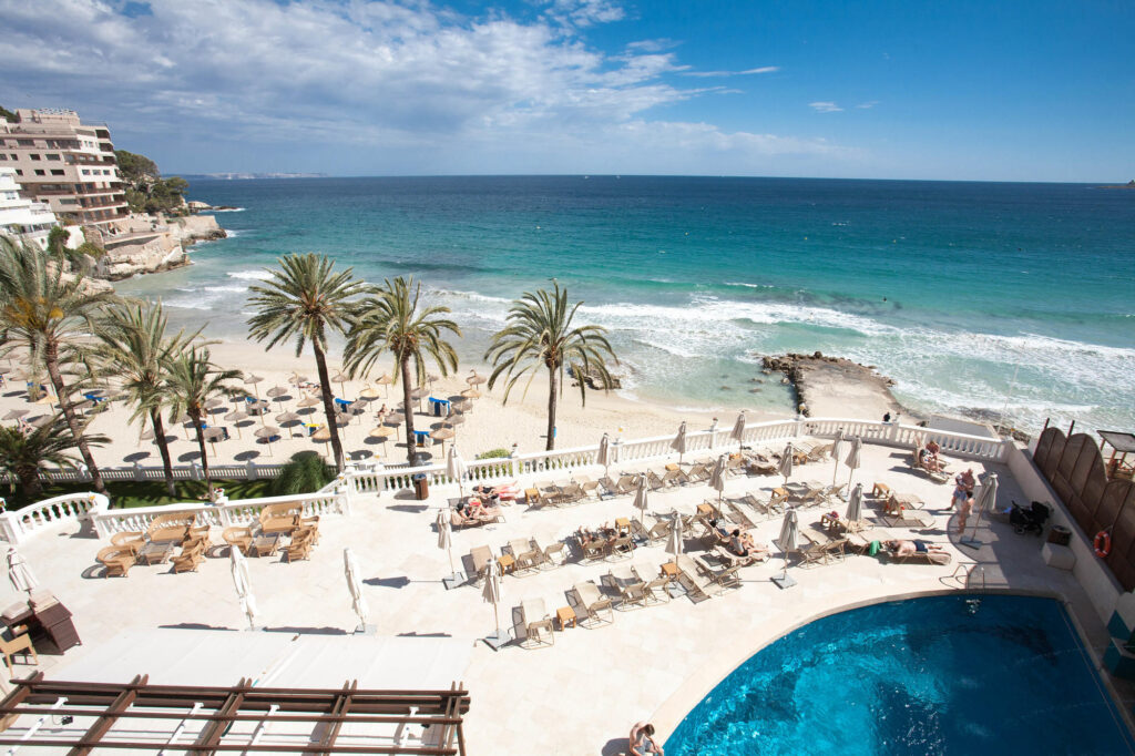 马略卡岛尼克斯宫酒店的泳池和海滩