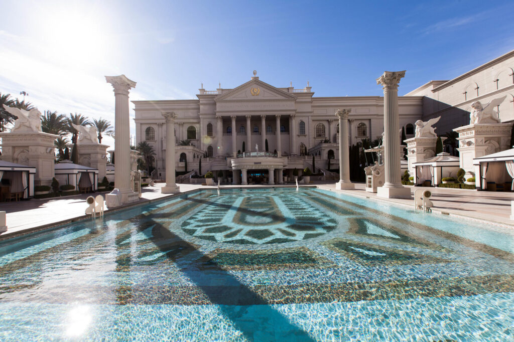 在凯撒宫酒店和赌场的泳池中的众神花园