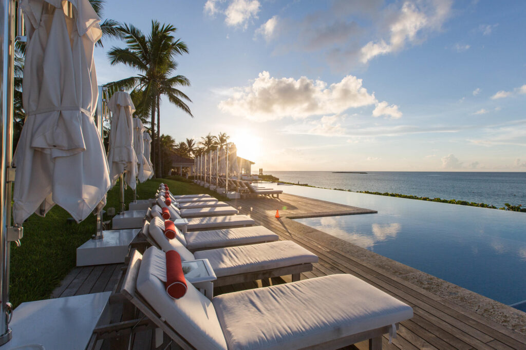 海景泳池在海洋俱乐部，一个四季度假村，巴哈马