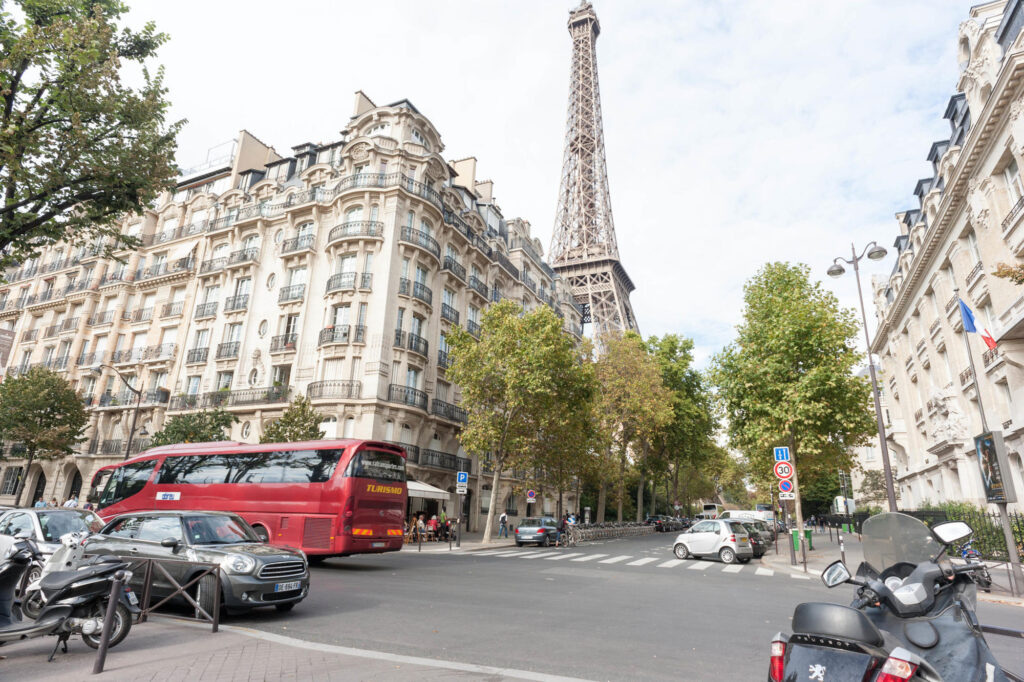巴黎埃菲尔铁塔普尔曼酒店前的街景