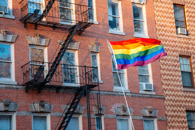 彩虹旗飞在纽约西村。Flickr mathiaswasik /