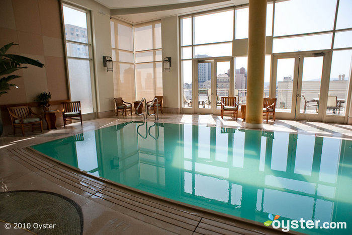 亨廷顿的温泉酒店包括一个漂亮的游泳池