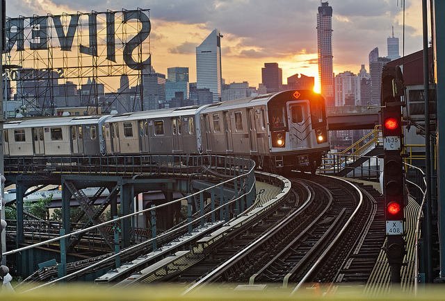 纽约7火车在皇后区;纽约大都会运输署国家/ Flickr