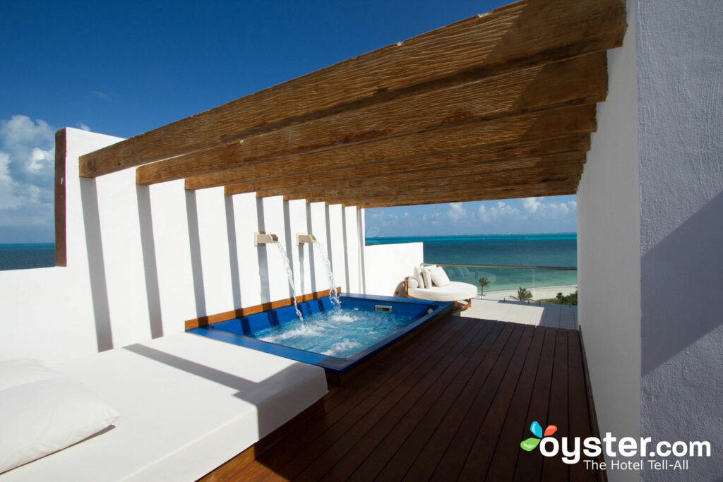卓越俱乐部的两层屋顶露台套房与海滨在卓越Playa Mujeres