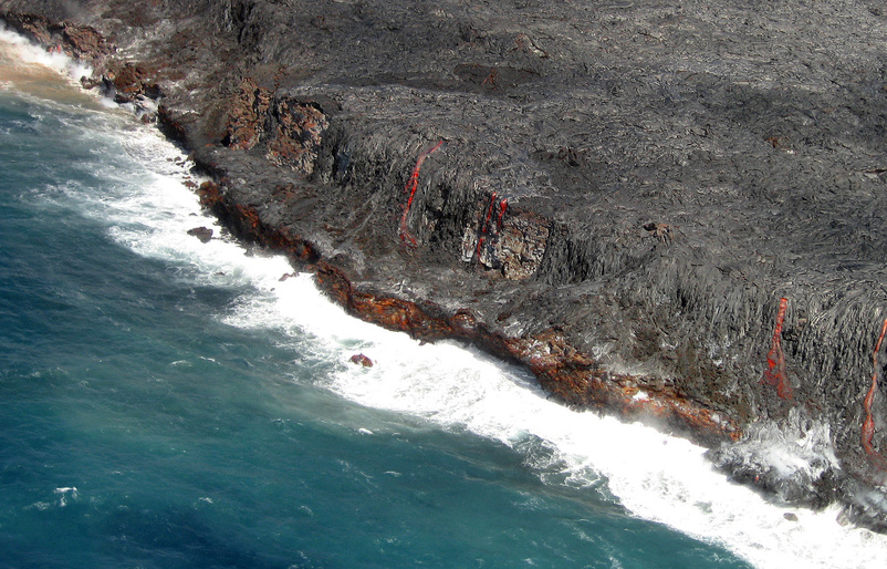 La lave se déversant dans l'océan à基拉韦厄;Upsilon Andromedae / Flickr