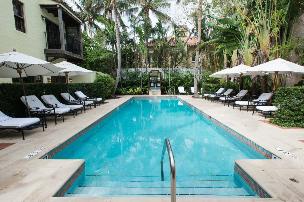 酒店游泳池在巴西法院