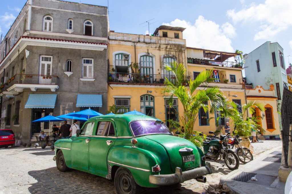 古巴哈瓦那的绿色汽车