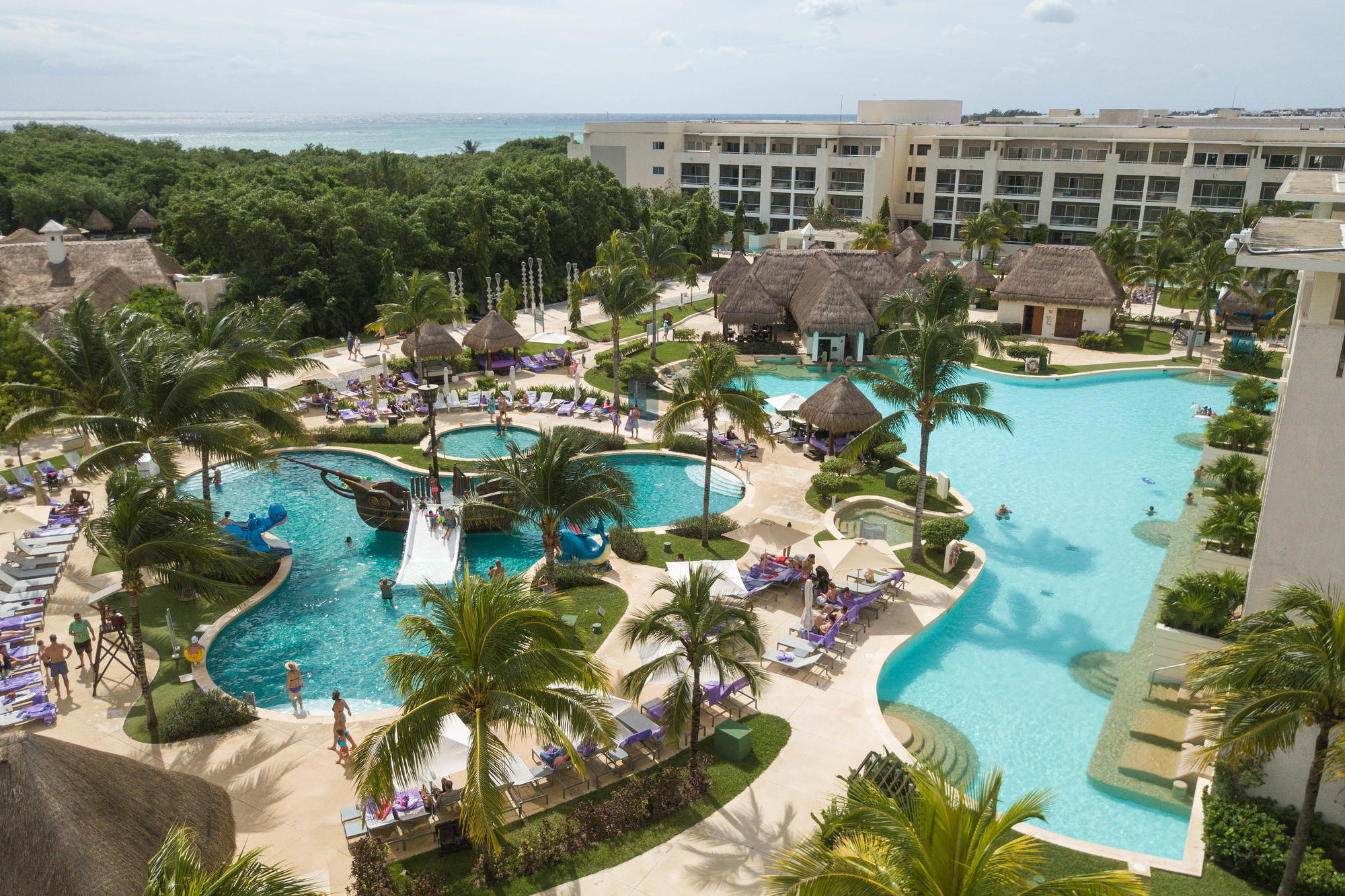 Paradisus Playa del Carmen La Esmeralda的泳池和儿童水花区