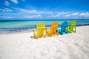 海滩上的四把彩色沙滩椅