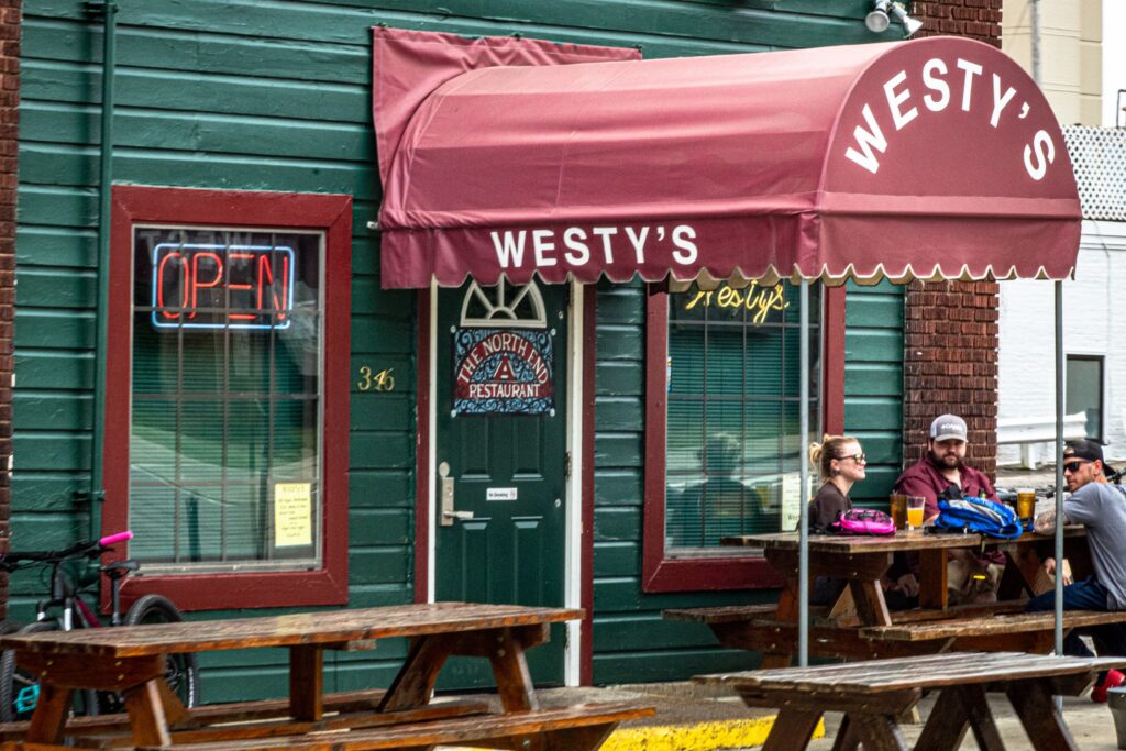 Westy's，位于田纳西州孟菲斯市中心北端的一家餐厅，沿着主街电车线。