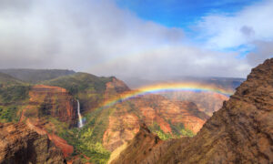 彩虹在于峡谷在考艾岛,夏威夷